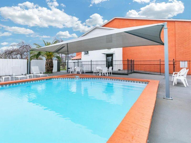 ניו בראונפלס Howard Johnson By Wyndham Near Schlitterbahn מראה חיצוני תמונה