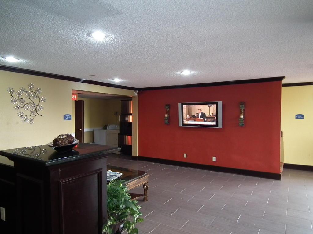 ניו בראונפלס Howard Johnson By Wyndham Near Schlitterbahn מראה חיצוני תמונה