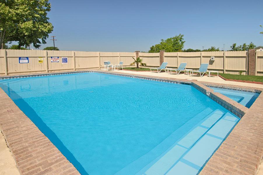 ניו בראונפלס Howard Johnson By Wyndham Near Schlitterbahn מראה חיצוני תמונה