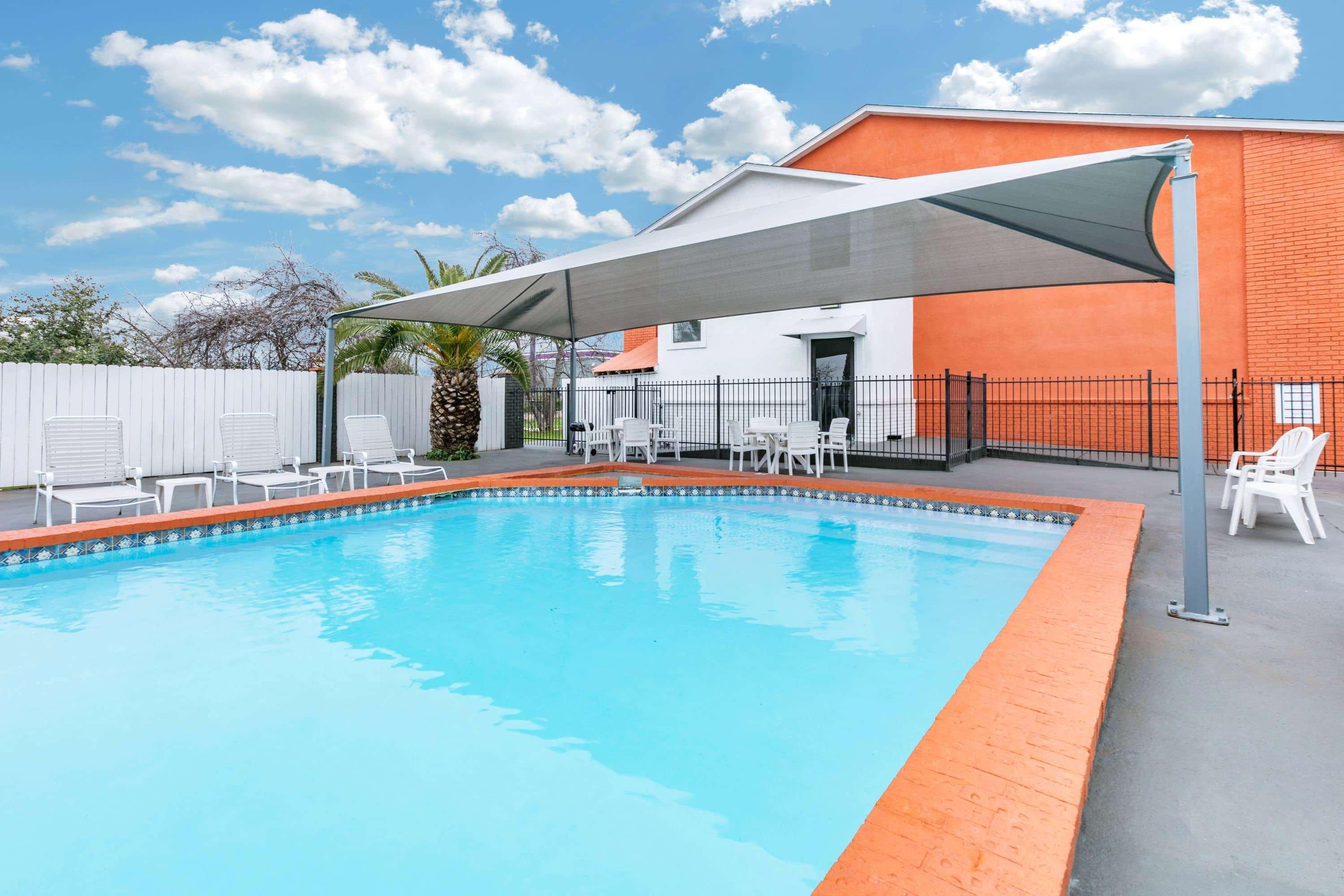 ניו בראונפלס Howard Johnson By Wyndham Near Schlitterbahn מראה חיצוני תמונה
