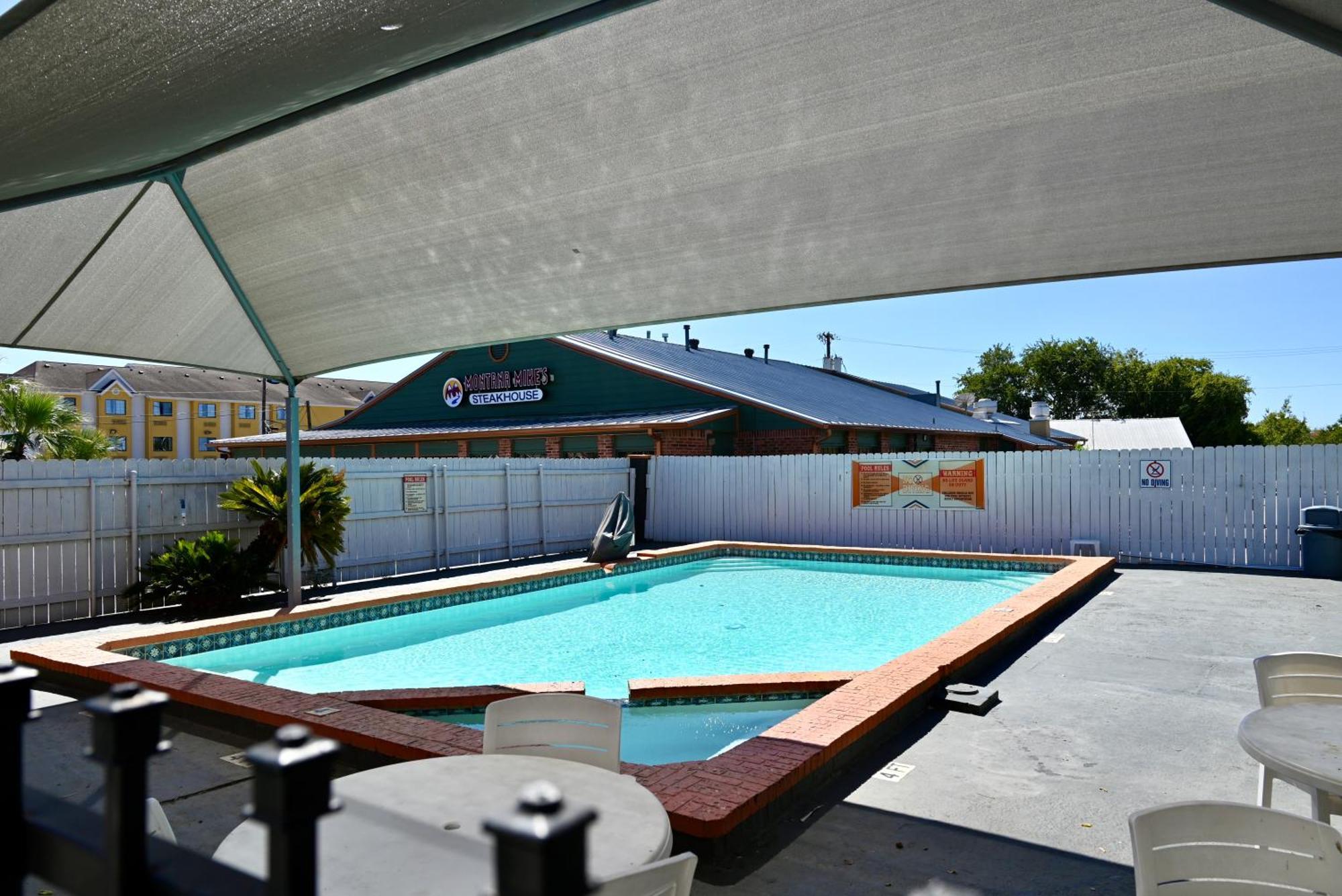 ניו בראונפלס Howard Johnson By Wyndham Near Schlitterbahn מראה חיצוני תמונה
