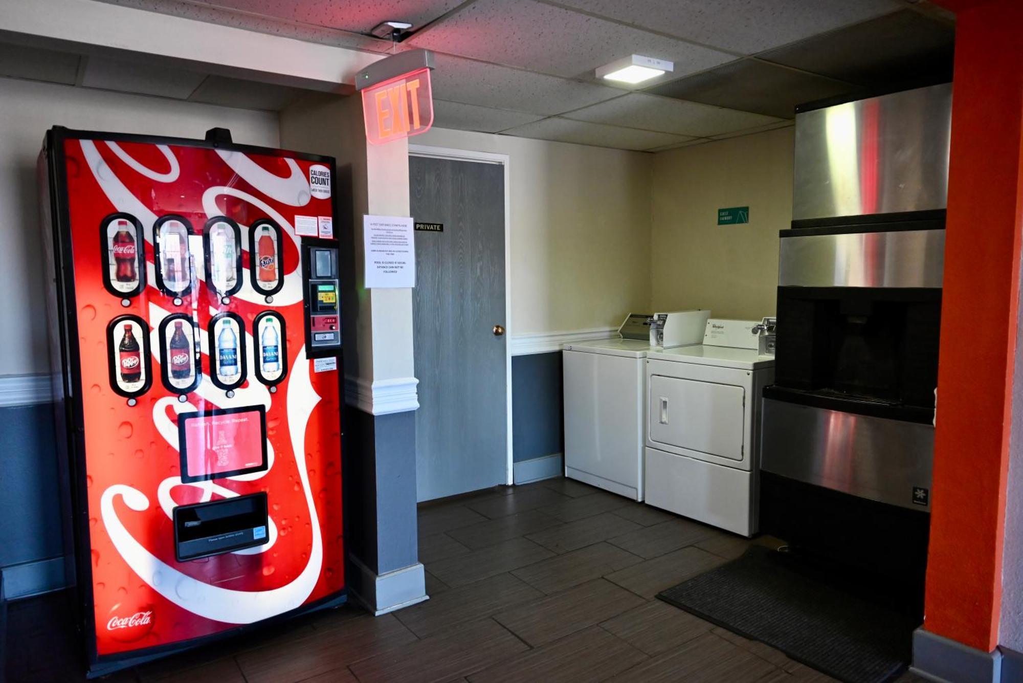 ניו בראונפלס Howard Johnson By Wyndham Near Schlitterbahn מראה חיצוני תמונה